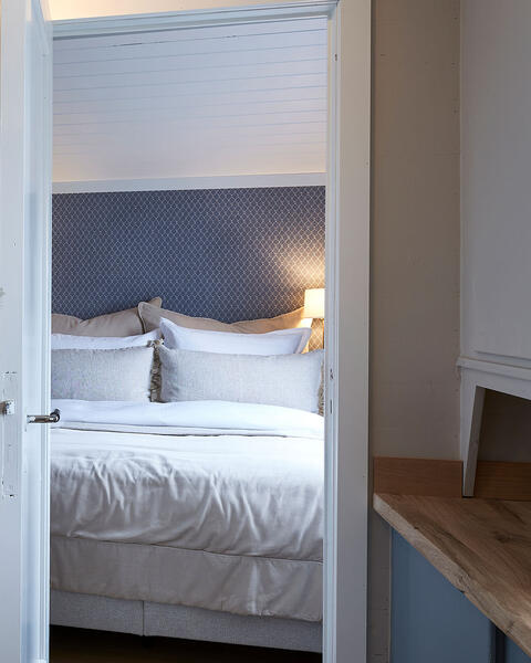 Det er ekstra hyggelig å komme til hytta når sengene er ferdig oppredde. Hotellputer sørger for god støtte til nakken og innbyr til å synke ned med en god bok og la timene fly av sted i fullstendig avslapning. 